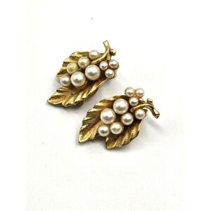 Vintage Lisner Gold Tone Leaf Clip Earrings With Faux Pearls KJ
